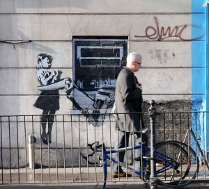 800px-Banksy_Girl_ATM_crop